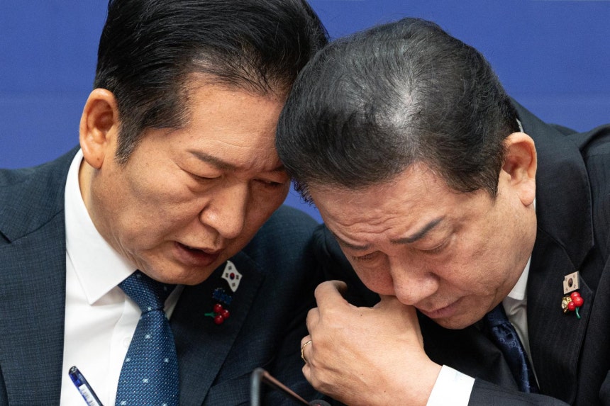 정청래 더불어민주당 대표와 김병기 원내대표가 5일 서울 여의도 국회에서 열린 최고위원회의에서 대화하고 있다. 2025.12.5 뉴스1&#160;