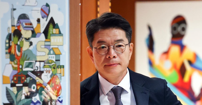 정원오 성동구청장이 10일 서울 성동구 펍지성수 라운지에서 열린 성수동 책 관련 기자간담회에 입장하며 기자들을 바라보고 있다. 2025.12.10 뉴시스