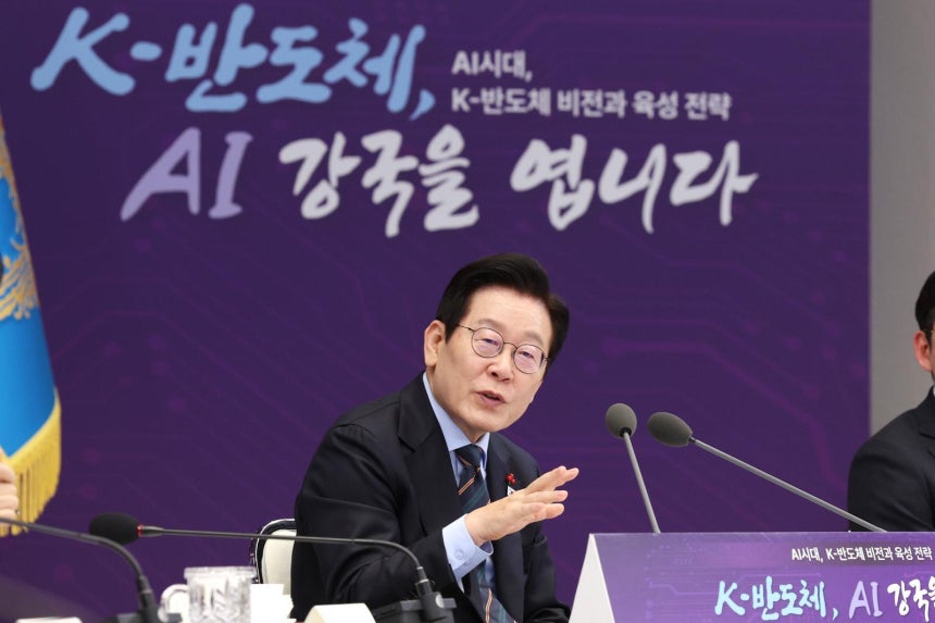 이재명 대통령이 10일 서울 용산 대통령실에서 열린 ‘AI 시대의 K-반도체 비전과 육성전략 보고회’에서 발언을 하고 있다. 2025.12.10 대통령실사진기자단
