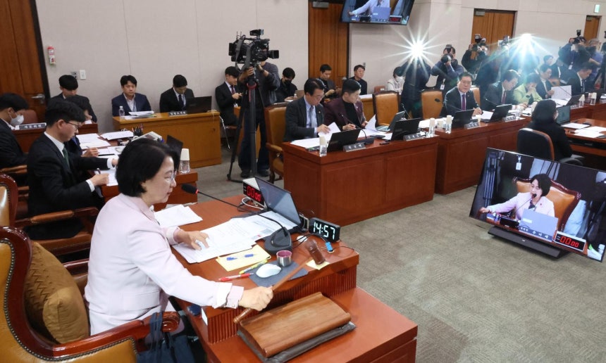 추미애 국회 법제사법위원회 위원장이 10일 서울 여의도 국회에서 열린 전체회의에서 의사봉을 두드리고 있다. 2025.12.10 뉴시스