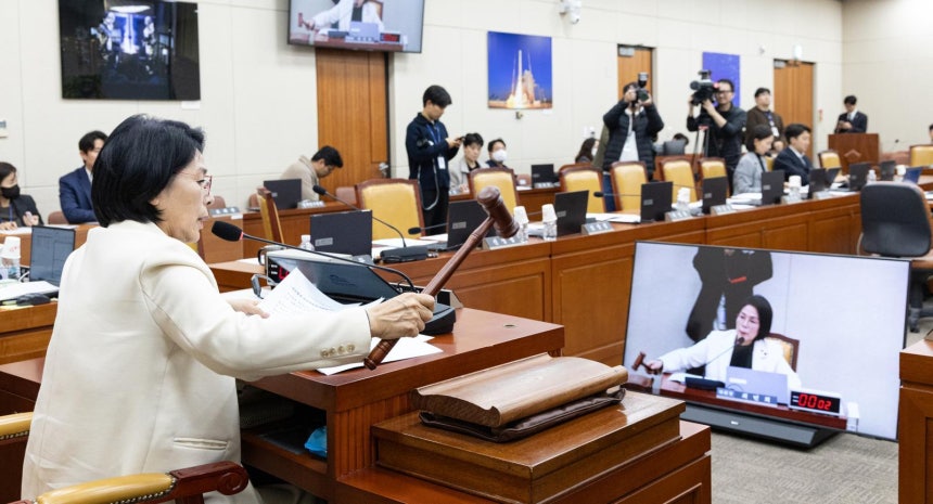 10일 서울 여의도 국회에서 열린 제430회국회(임시회) 과학기술정보방송통신위원회 제1차 전체회의에서 최민희 위원장이 국민의힘 위원들이 퇴장한 가운데 정보통신망법 일부 개정안을 의