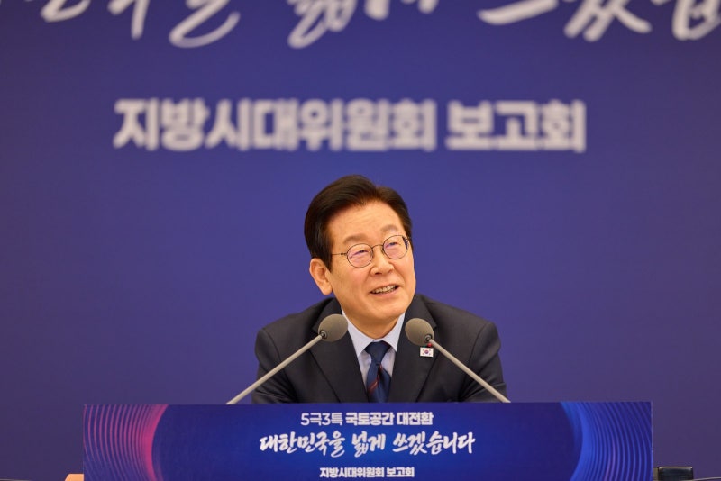 李<b>대통령 지지율</b> 2주새 4%P 올라 62%…민주 44%·국힘 20%