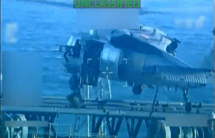 10일(현지시간) 미국이 공개한 베네수엘라 연안의 유조선 나포 장면. 본디 장관이 엑스(X)에 공개한 영상