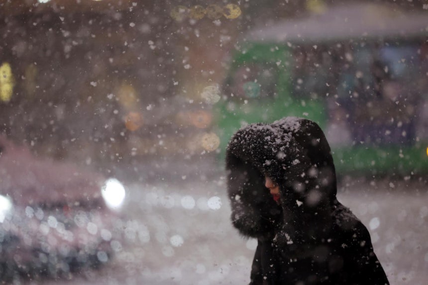 첫눈이 내린 4일 오후 서울 광화문 네거리에서 퇴근길 시민들이 발걸음을 재촉하고 있다. 2025.12.4 뉴스1