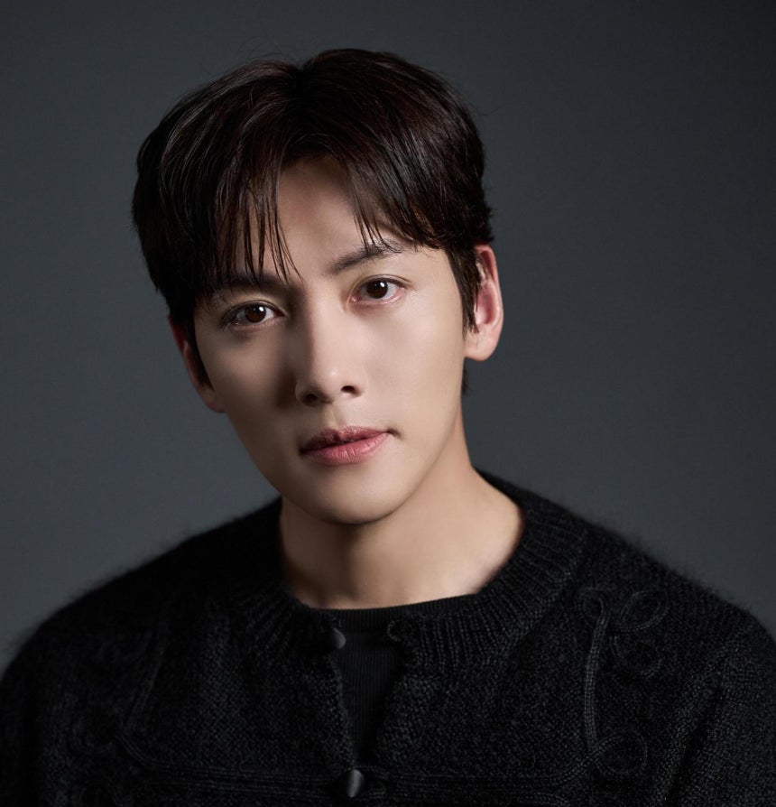 올해로 데뷔 18년 차를 맞은 배우 지창욱은 스스로를 “연예인이라기보다는 배우가 직업인 사람에 불과하다”며 “직업인으로서 욕심을 안고 살아가는 평범한 사람”이라고 말했다.  월트디