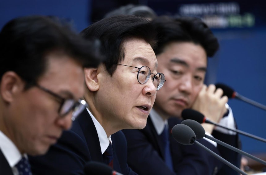 이재명 대통령이 11일 세종시 정부세종컨벤션센터에서 열린 ‘희망찬 농업·농촌, 모두가 행복하게 일하는 나라’ 농림축산식품부(농촌진흥청·산림청)-고용노동부 업무보고에서 발언하고 있다