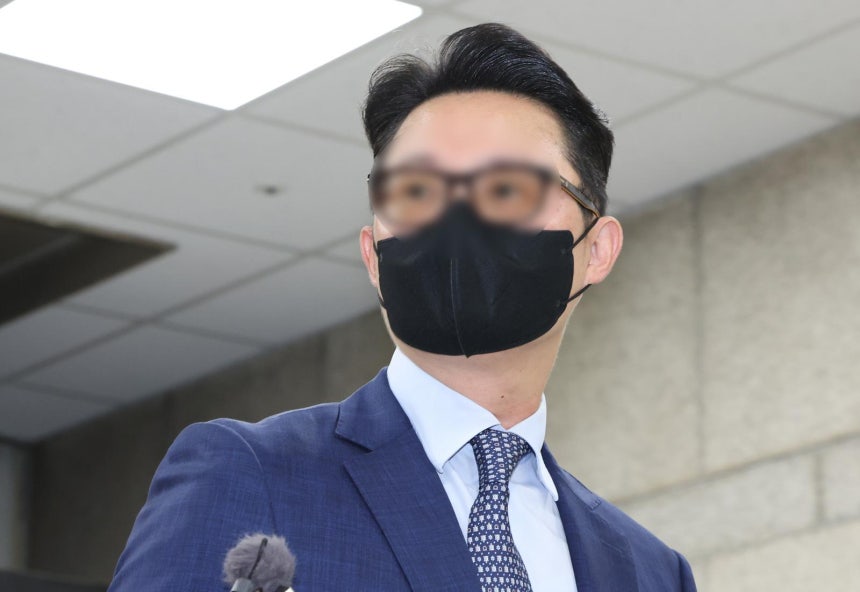 건진법사 전성배씨를 통해 김건희 여사에게 고가 선물을 전달하고 통일교의 현안을 청탁한 의혹을 받는 윤영호 전 세계평화통일가정연합(통일교) 세계본부장이 30일 오전 서울 서초구 서울중앙지방법원에서 열린 구속 전 피의자