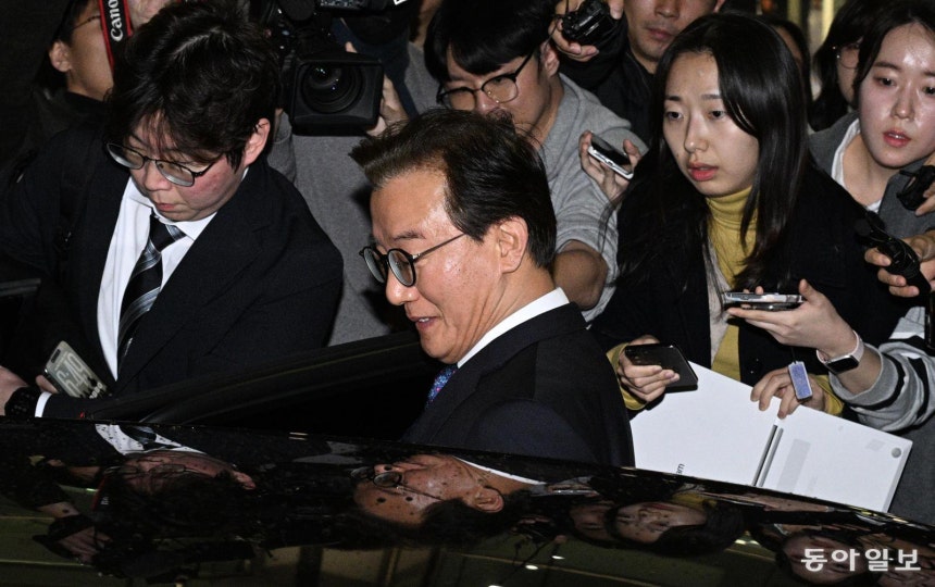 통일교로부터 금품을 수수한 의혹을 받고 있는 전재수 해양수산부&#160;장관(가운데)이 11일 미국 방문 일정을 마치고 인천공항을 통해 입국해 입장을 밝힌 뒤 차에 오르고 있다. 