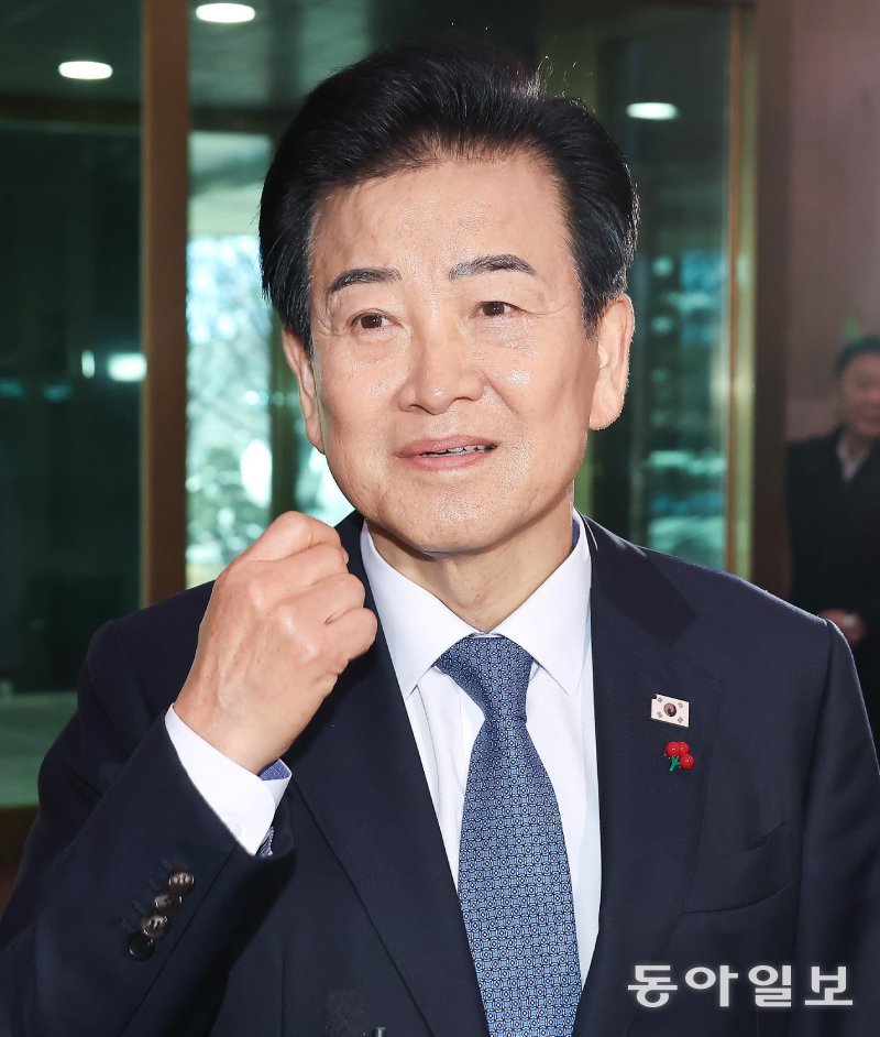 통일교 연루 의혹이 제기된 정동영 통일부 장관이 11일 서울 종로구 정부서울청사 출근길에 기자들과 만나 질문에 답변하고 있다. 정 장관은 “정치를 시작해서 단 한 번도 불미스러운 