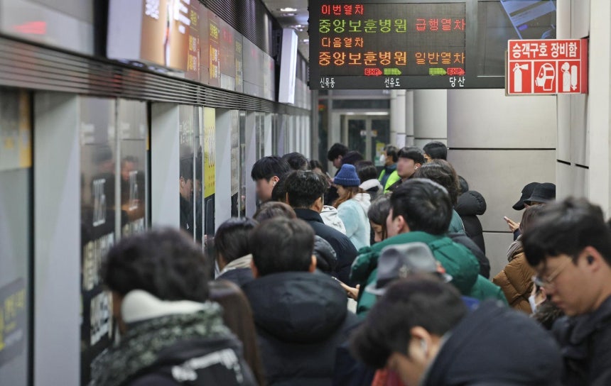 서울 영등포구 9호선 당산역 승강장이 지하철을 이용하려는 시민들로 붐비고 있다. 2025.2.7 뉴스1