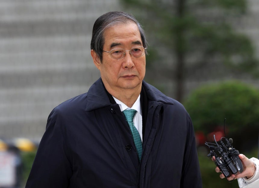 12·3 비상계엄 관련 내란 방조 등 혐의를 받는 한덕수 전 국무총리가 26일 서울 서초구 서울중앙지방법원에서 열린 결심 공판에 출석하고 있다. 2025.11.26&#160;뉴시스