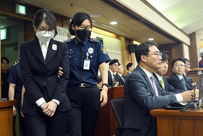 김건희 여사가 24일 서울 서초동 서울중앙지법에서 열린 김 여사의 특정범죄가중처벌법상 알선수재 및 자본시장법·정치자금법 위반 등 사건 첫 재판에 출석하고 있다. 2025.9.24 