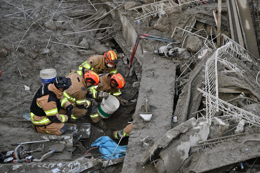 소방 당국이 11일 오후 광주 서구 치평동 광주대표도서관 건설 도중 난 콘크리트 타설 작업 중 구조물 붕괴 사고 현장에서 잔해물에 매몰된 것으로 추정되는 작업자들을 수색 구조하고 있다.2025.12.11.[광주=뉴