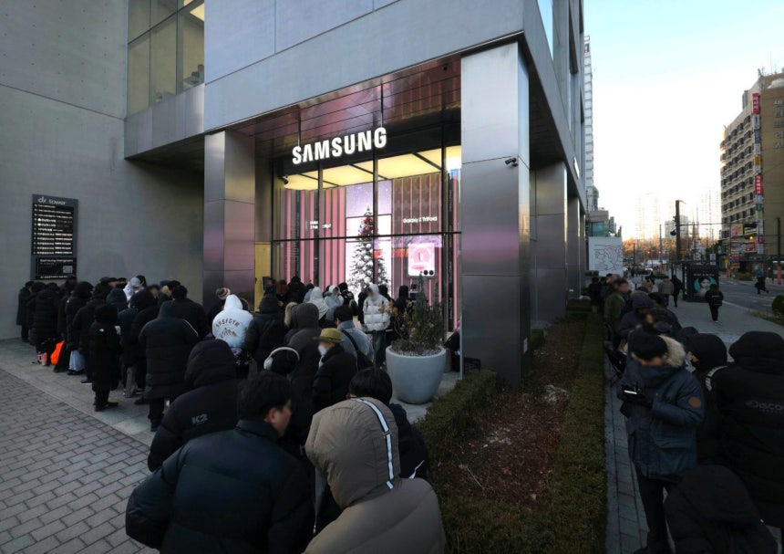 갤럭시 Z 트라이폴드 국내 공식 출시일인 12일 서울 서초구 삼성 강남에서 고객들이 갤럭시 Z 트라이폴드 구매를 위해 대기하고 있다.(사진=삼성전자 제공) 2025.12.12.뉴시스