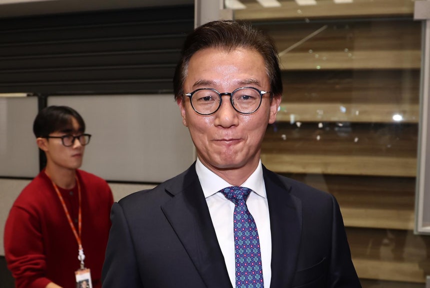 통일교로부터 금품을 수수했다는 의혹이 제기된 전재수 해양수산부 장관이 11일 오전‘UN해양총회’유치 활동을 마친 후 인천국제공항 제2여객터미널을 통해 귀국해 입장을 밝힌 후 공항을 빠져나가고 있다.2025.12