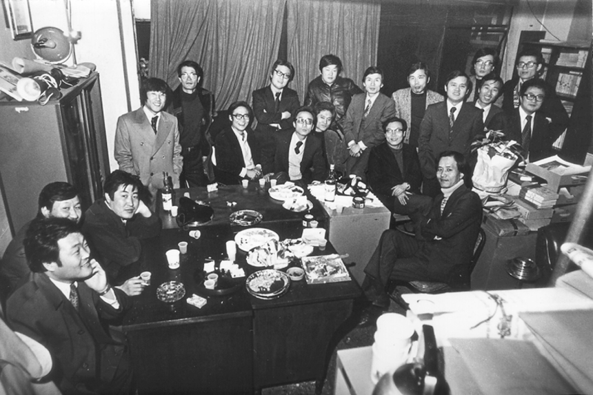 문지 창사 1주년(1976년 12월) 조선작 김광규 김승옥 최인호 오규원 김화영 김현 김주연 정현종 오생근 권영빈 황동규 김치수 황인철 홍성원 이기웅 김병익 조해일.문학과지성사 제공