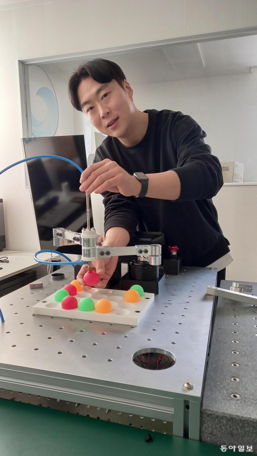 김중호 아이디어오션 대표이사가 9일 서울 관악구 본사에서 메커니즘 설계 자동화 솔루션 성능 검증을 위해 만든 탁구공 옮기는 로봇팔 작동 원리를 설명하고 있다. 김 대표는 “범용 로