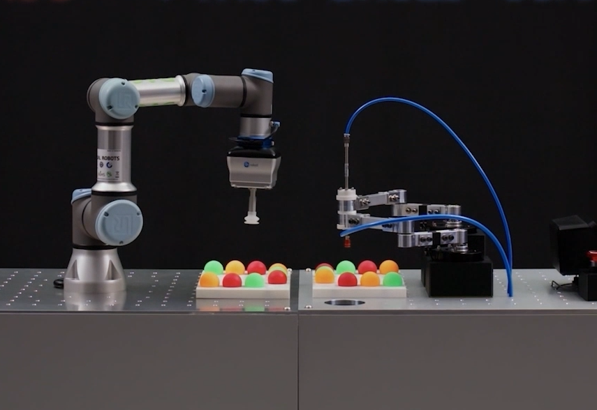 아이디어오션의 로봇팔(오른쪽)과 범용 로봇팔이 탁구공 옮기기 대결을 하는 장면.아이디어오션 제공