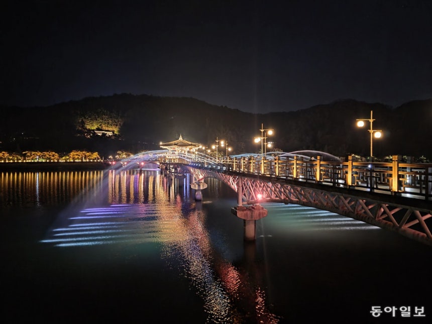 경북 안동의 월영교 야경. 보름달이 떠 있는 날에는 더욱 황홀한 풍경이 펼쳐진다.