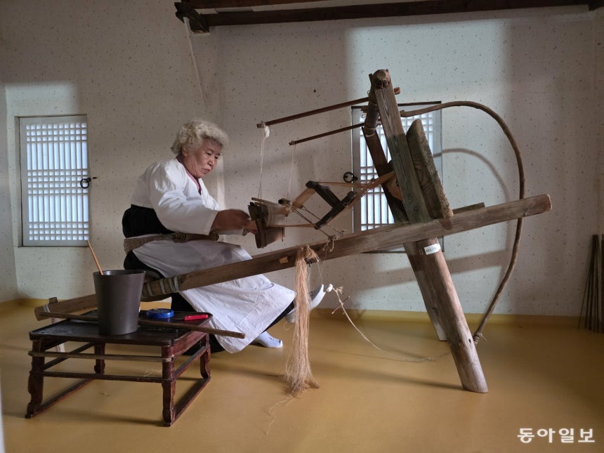 베틀 위에서 안동포를 짜고 있는 금곡마을 어르신.