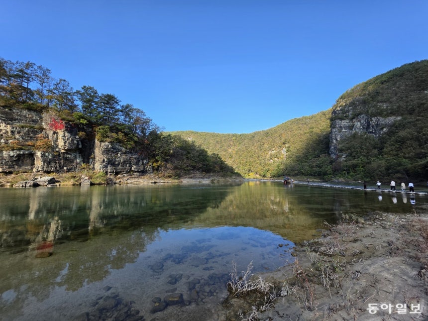  낙동강 상류 안동 맹개마을로 들어가는 징검다리.