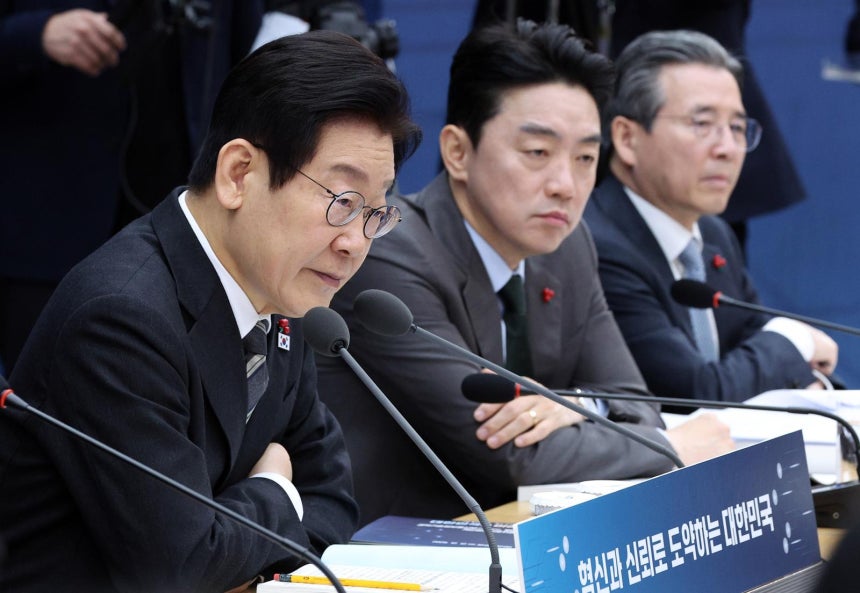 이재명 대통령이&#160;12일 세종시 정부세종컨벤션센터에서 개인정보보호위원회의 업무보고를 받고 있다. 이 대통령은 최근 쿠팡 등에서 발생한 개인정보 유출 사고와 관련해 “앞으로는