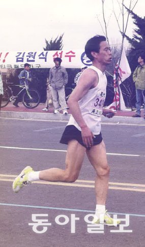 정환일 회장이 1999년 열린 제70회 동아마라톤대회에서 질주하고 있다.정환일 회장 제공