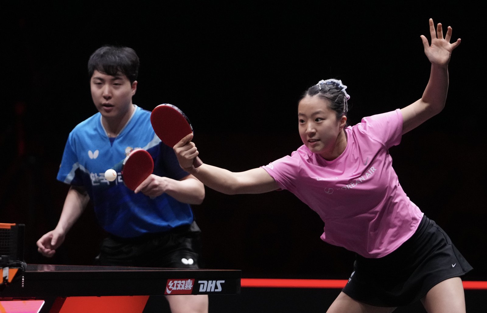 ‘황금 콤비’ <b>신유빈</b>-<b>임종훈</b>, WTT <b>왕중왕전</b>서 만리장성 넘었다…사상 ...