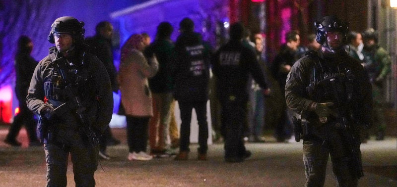 “학생-교직원 지켜라” 경계 삼엄 13일 미국 로드아일랜드주 프로비던스 브라운대에서 수사당국 관계자들이 총격 사건 현장 주변을 살피고 있다.이날 오후 공과대 및 물리학과 강의실이 있는 건물 안에서 강의 중 총격이 