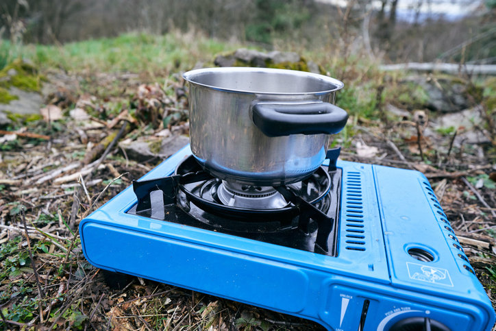 휴대용 부탄가스 사고의 62%는 화상 피해로 이어졌다.폐기 시 구멍을 뚫는 행동은 잔여 가스 폭발의 주원인으로 지목됐다.안전을 위해 난로 옆 등 고열 노출을 피하고,사용 후에는 반드시 노즐을 눌러 잔여 가스를 
