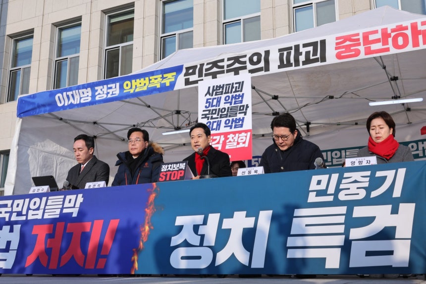 장동혁 국민의힘 대표가 15일 서울 여의도 국회 본관 앞에 마련된 천막 농성장에서 열린 최고위원회의에서 발언하고 있다. 2025.12.15 뉴스1