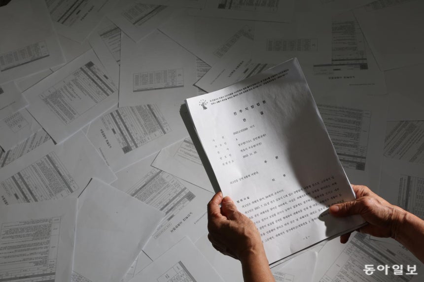 지난 5년간 금융 착취에 희생된 치매 노인은 6만7443명으로 추산되지만 학대 판정서에 나타난 피해자는 379명,판결문에는 49명뿐이다.취재팀은 암수(暗數)로 남는‘치매 머니 사냥’의 실태를 파악하기 위해 노인