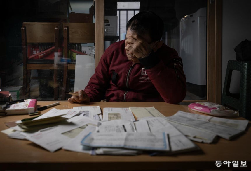 치매 노인들은 손쉽게‘치매 머니 사냥’의 타깃이 되지만,흐릿한 기억력과 판단력에 피해를 제대로 인식하지 못하는 경우가 많다.2년 전 겨울 자신을‘아빠’라고 부르는 30대 여성에게 휴대전화 개통을 강제당하며 