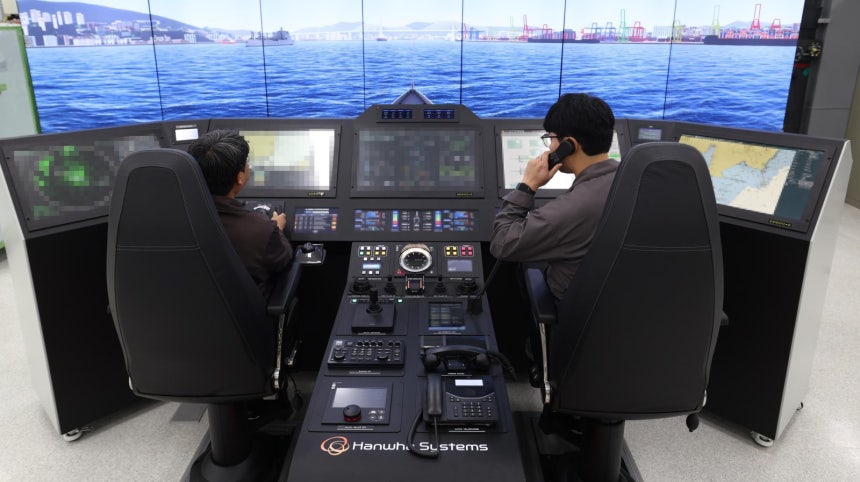  한화시스템 직원들이 콕핏형 통합함교체계(IBS) 장비를 시연하고 있다.이 장비를 이용하면 기존에 조타,통신 등 6∼8명이 나눠 수행해야 했던 함교 업무를 단 두 명이 운용하며 함정을 통제할 수 있다.하단 화면
