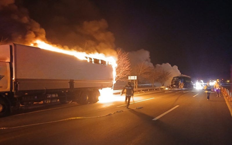 25t 탱크로리, 화물차 들이받아 화재… 2명 사상