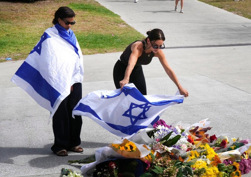 호주 총격범 2명은 부자관계… 총 뺏은 시민영웅은 40대 무슬림