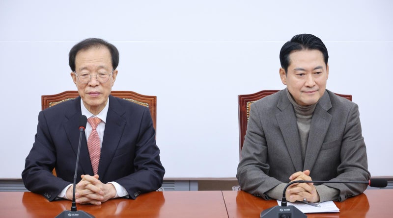 <b>이석연</b>, <b>장동혁</b>에 “집토끼 걱정 말고 다수 국민 뜻 좇아야” 쓴소리