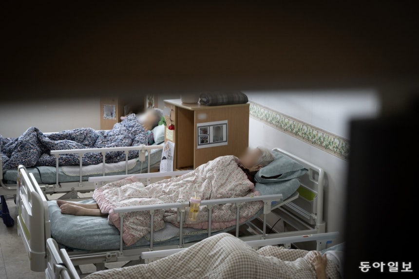 지난달 19일 오전 치매 노인들이 요양원 안 침대에 누워 허공을 바라보고 있다.