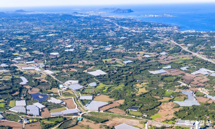  제2공항 건설 예정지인 제주 서귀포시 성산읍 일대.제주도는 2015년 11월 10일부터 토지 거래 허가구역으로 지정된 성산읍 토지에 대한 해제를 검토하고 있다.동아일보DB