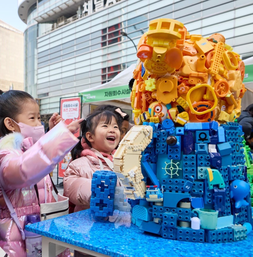  지난달 20일 서울 종로구 청계광장에서 열린 자원순환 행사 ‘초록이의 지구여행’에서 어린이들이 레고 블록 등 폐장난감으로 만든 조형물을 살펴보고 있다. 서울디자인재단 제공