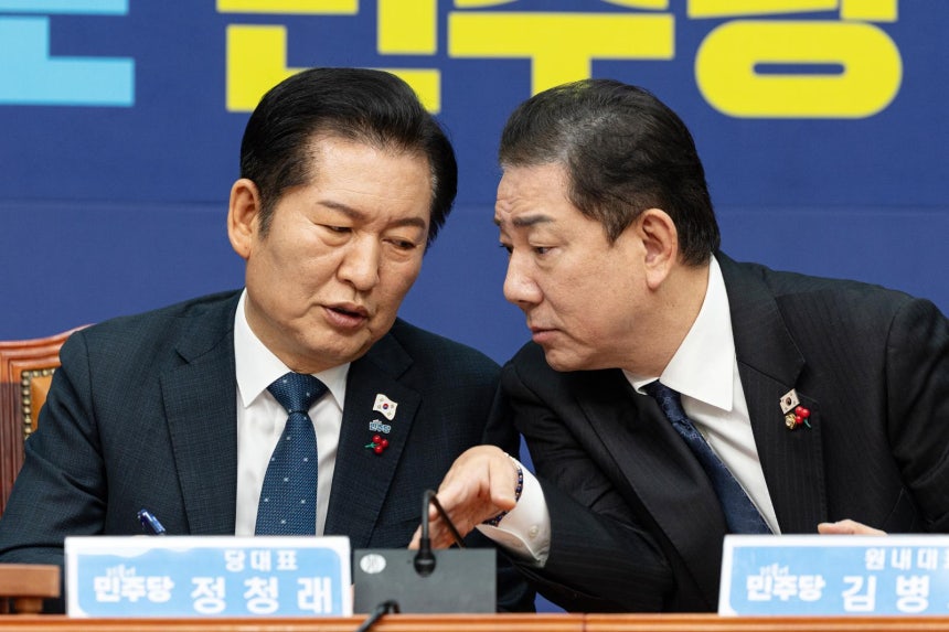 정청래 더불어민주당 대표와 김병기 원내대표가 5일 서울 여의도 국회에서 열린 최고위원회의에서 대화하고 있다. 2025.12.5/뉴스1