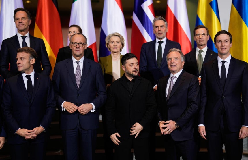  우크라 지원방안 논의 15일 독일 베를린에서 볼로디미르 젤렌스키 우크라이나 대통령(앞줄 왼쪽에서 세 번째)과 우크라이나 지원 방안을 논의한 유럽 주요국 정상 및 도널드 트럼프 2기 미국 행정부의 관계자들.마르크 