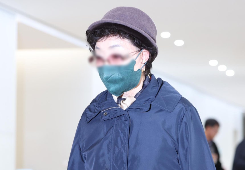  윤석열 전 대통령의 부인 김건희 여사의 모친 최은순 씨가 4일 오전 서울 종로구 KT광화문빌딩 웨스트에 마련된 김건희 여사의 의혹을 수사하는 민중기 특별검사 사무실에 피