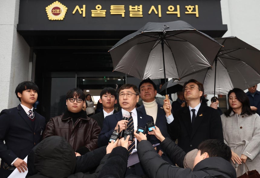 정근식 서울시교육감이 16일 오후 서울 중구 서울시의회 앞에서 학생인권조례 폐지 조례안 통과 관련 입장 발표 기자회견을 하고 있다.  시의회는 이날 제333회 정례회 제4차 본회의