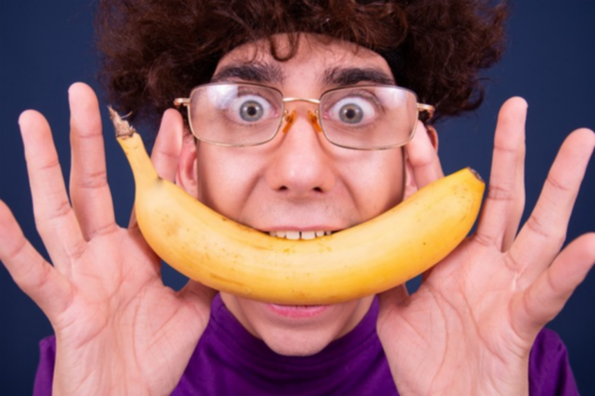 바나나는 꼭지에서 에틸렌 가스가 방출되어 과숙성이 촉진되고 초파리 알이 부화할 수 있다.바나나를 흐르는 물에 씻고 꼭지를 잘라낸 뒤 은박지와 랩으로 밀봉하여 밀폐 용기에 보관하면 숙성 속도를 늦출 수 있다.사진=