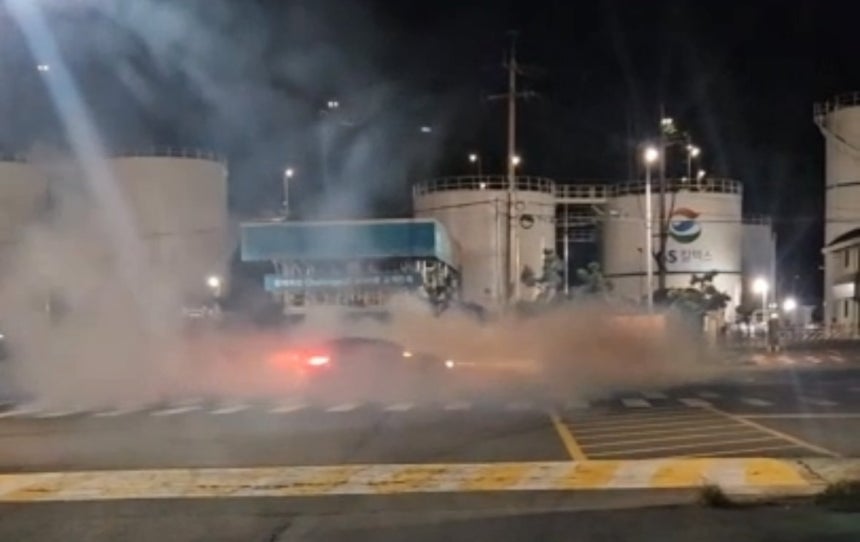 지난달 26일 밤 제주시 제주항 5부두 앞 도로에서 난폭운전을 하는 렌터카 모습.(독자제공) 뉴스1