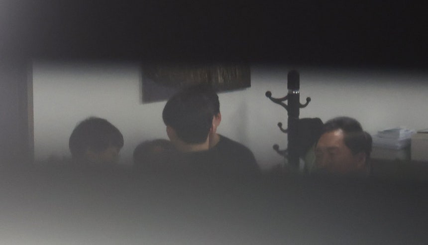 김건희특검이‘로저비비에 클러치백 수수 의혹’과 관련해 김기현 의원실과 자택에 대한 압수수색에 착수한 17일 서울 여의도 국회의원회관 김기현 의원실에서 김 의원(오른쪽)이 분주한 모습을 보이고 있다.2025.12.