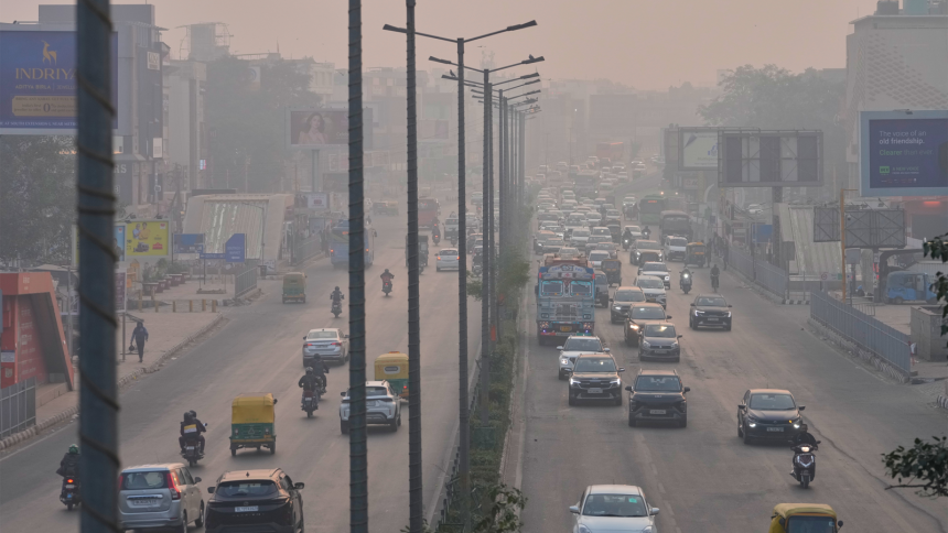 인도 뉴델리가‘가스실’급 독성 스모그에 갇혀 항공편이 결항하고 기차가 연착하는 등 도시 기능이 마비됐다.그럼에도 초미세먼지가 WHO 기준 20배를 웃돌자 당국은 사실상 봉쇄 조치를 내렸다.AP/뉴시스