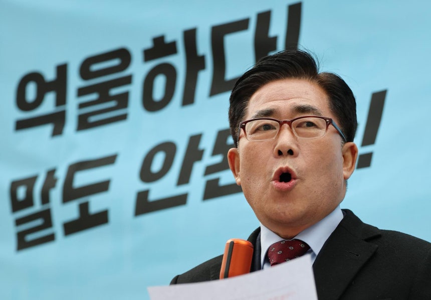 세계평화통일가정연합(통일교) 금품 수수 의혹을 받고 있는 김규환 전 미래통합당 의원이 지난 15일 서울 서대문구 경찰청 국가수사본부 앞에서 열린 기자회견에서 결백을 주장하고 있다.2025.12.15/뉴스1 