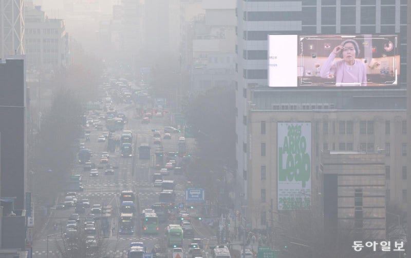 미세먼지로 뒤덮인 서울